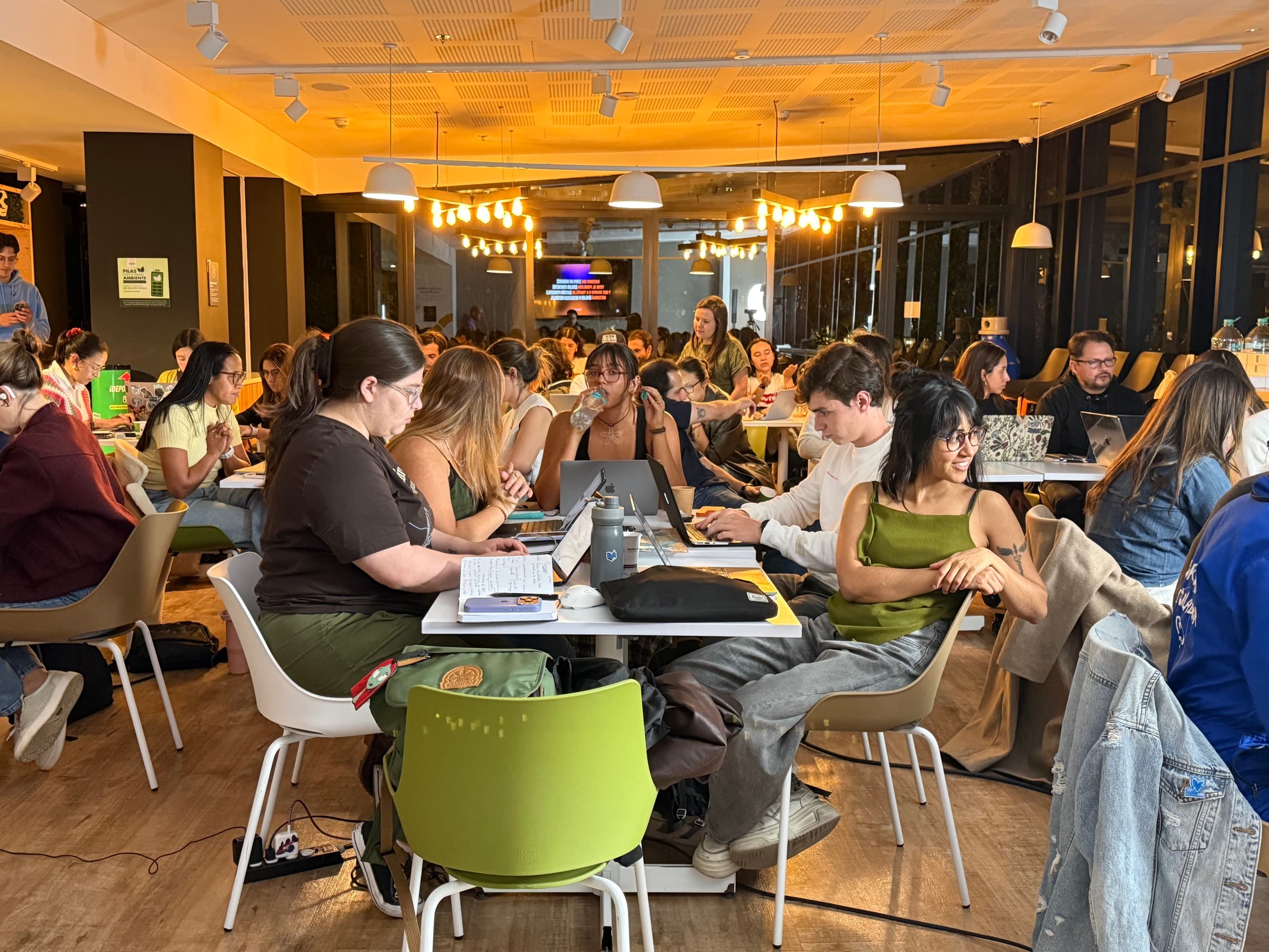 Sesión de trabajo colaborativo en un coworking