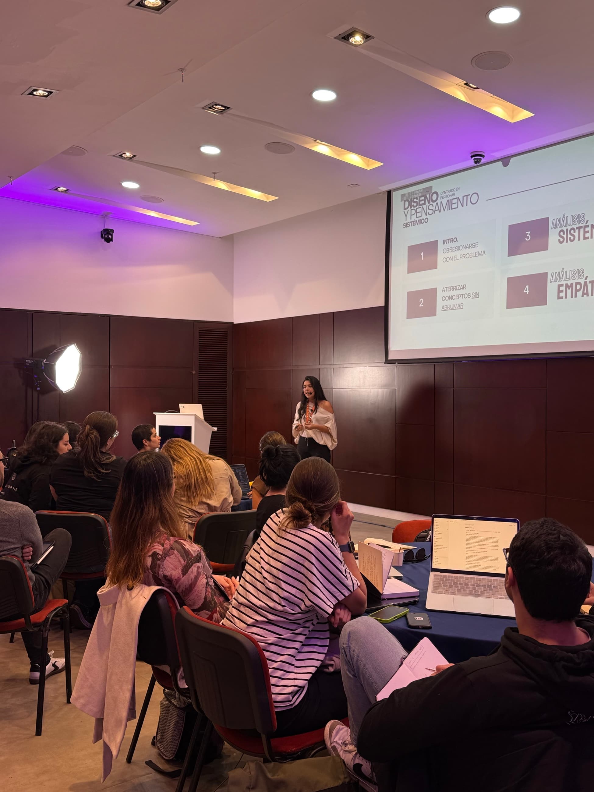 Charla sobre diseño y pensamiento sistémico