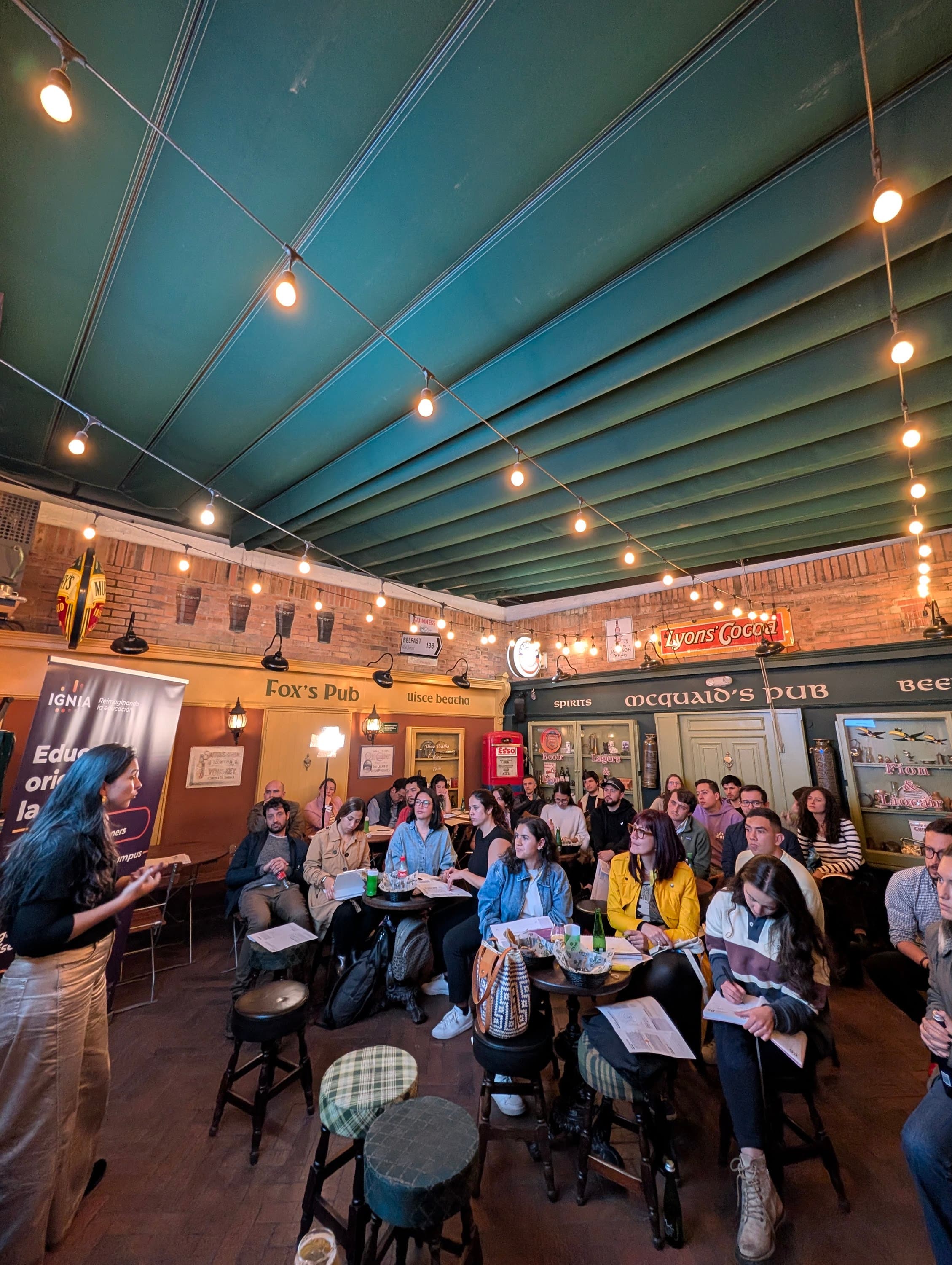 Charla y networking en un pub de Bogotá