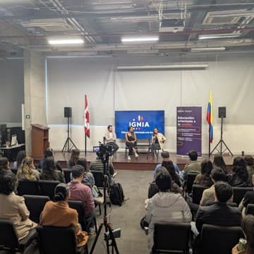 Fellows de Ignia colaborando en sesión de Coworking Thursday