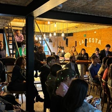 Networking entre emprendedores en evento de la comunidad Ignia