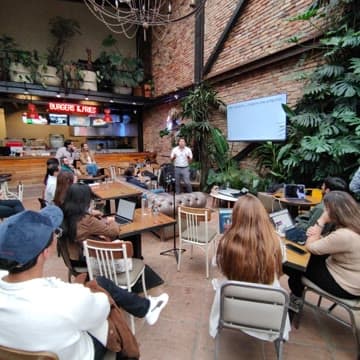 Sesión de mentoría grupal en Action Lab de Ignia