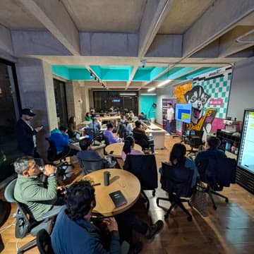 Fellows celebrando logros en evento de la comunidad